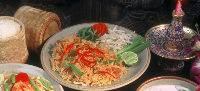 用泰國傳統(tǒng)的方式品嘗泰國美食.jpg
